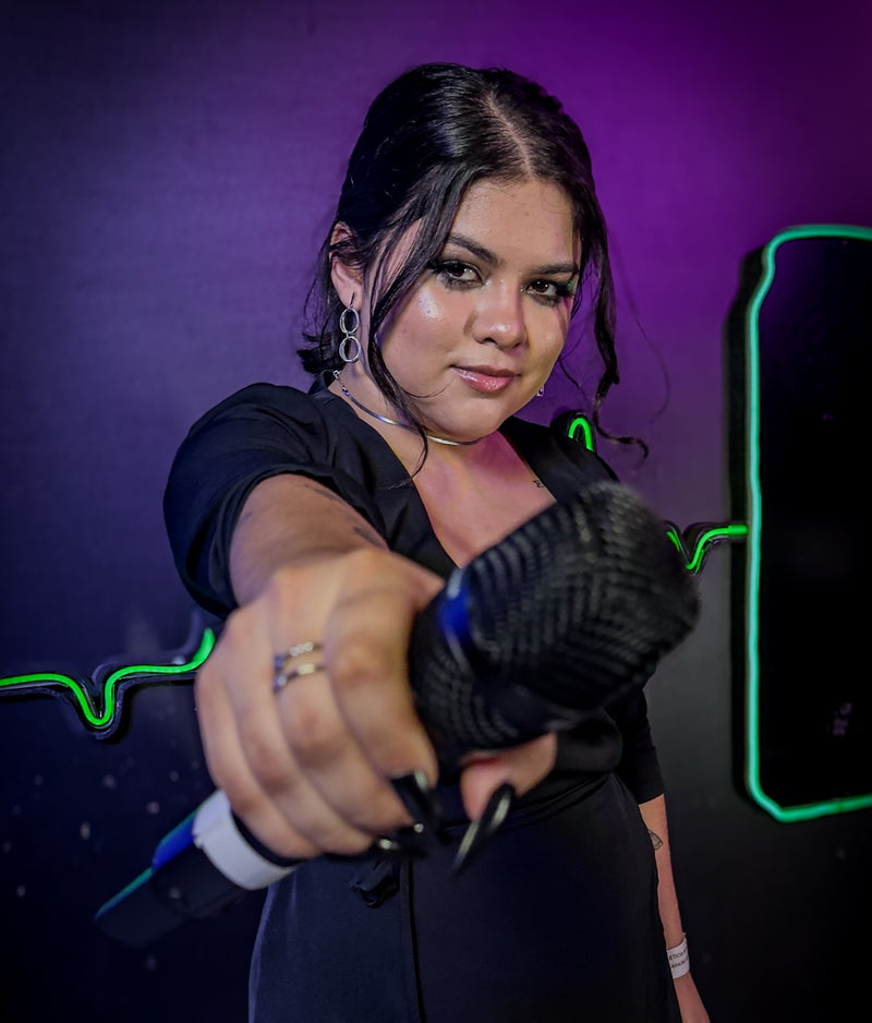 Letícia Geovana, vice-campeã do The Singer Show 2024, emocionando o público com sua performance na grande final, onde cantou 'Stone Cold' de Demi Lovato. Letícia está no palco sob luzes brilhantes, transmitindo emoção em sua voz.